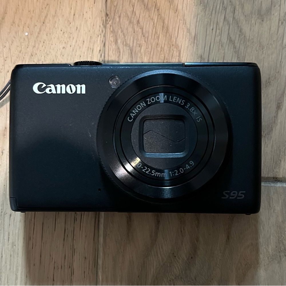 Canon Powershot S95 10MP digital camera with case
